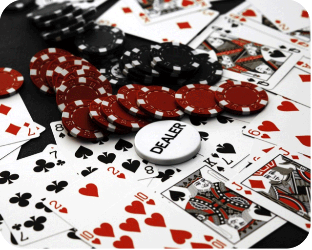 table de poker avec beaucoup de jetons